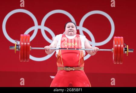 Tokio. August 2021. Li Wenwen aus China tritt am 2. August 2021 beim 87-kg-Finale der Frauen im Gewichtheben bei den Olympischen Spielen 2020 in Tokio, Japan, an. Quelle: Yang Lei/Xinhua/Alamy Live News Stockfoto