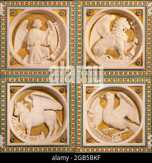 WIEN, AUSTIRA - 24. JUNI 2021: Das Relief von vier Evangelisten auf dem Seitenaltar des Votivkirchendoms aus dem 19. Jh. Stockfoto