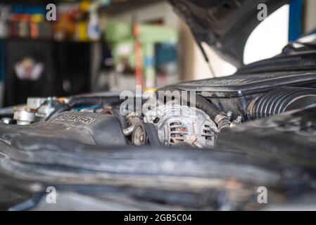 Automotor Lichtmaschine Detail in einer mechanischen Werkstatt Stockfoto