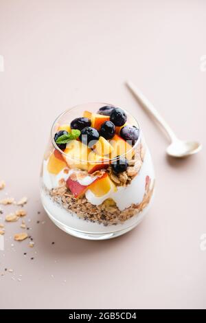 Joghurt-Granola Parfait Mit Früchten Im Glas. Gesundes Kalorienarmes Frühstück Oder Snack Stockfoto