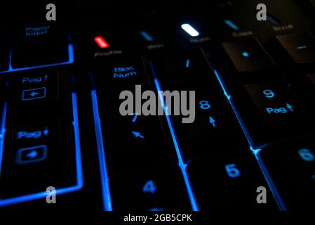 Beleuchtete Tastatur im Dunkeln Stockfoto