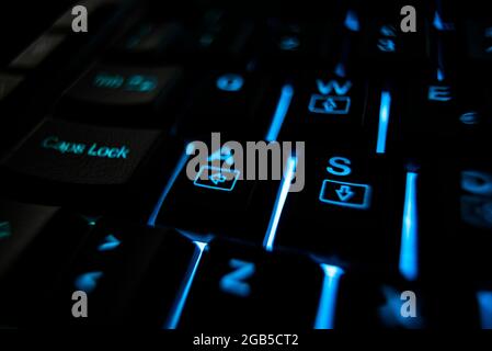 Beleuchtete Tastatur im Dunkeln Stockfoto