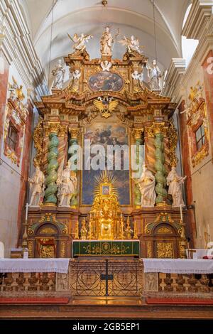 WIEN, AUSTIRA - 18. JUNI 2021: Presbyterium und Hauptaltar der abroquen Rochuskirche mit dem Gemälde von Peter Strudel (1660–1714). Stockfoto