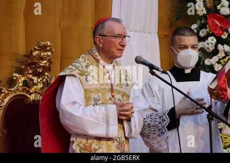 Pagani, Italien. 1. August 2021: Der Vatikanische Staatssekretär, Kardinal Pietro Parolin, besuchte das Grab des heiligen Alfonso Maria dei Liguori, Kirchenlehrers, dessen Überreste in der gleichnamigen Päpstlichen Basilika aufbewahrt werden. Quelle: Pacific Press Media Production Corp./Alamy Live News Stockfoto