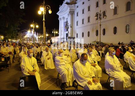 Pagani, Italien. 1. August 2021: Der Vatikanische Staatssekretär, Kardinal Pietro Parolin, besuchte das Grab des heiligen Alfonso Maria dei Liguori, Kirchenlehrers, dessen Überreste in der gleichnamigen Päpstlichen Basilika aufbewahrt werden. Quelle: Pacific Press Media Production Corp./Alamy Live News Stockfoto