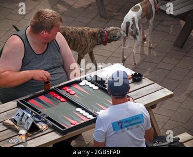 Ein Backgammon-Spiel in Brighton Stockfoto