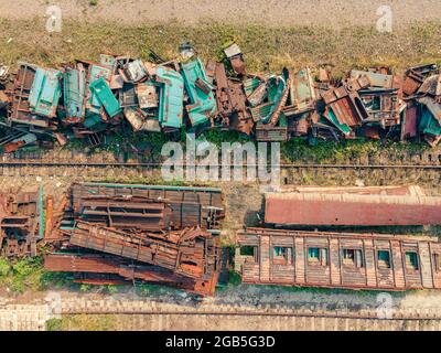 Eisenbahnzüge, Schrottkippe am Bahnhof, Draufsicht. Stockfoto