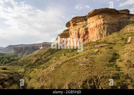 Am späten Nachmittag Blick über den Hauptteil des Golden Gate Highlands National Park, Südafrika, mit dem Pilzgestein im Vordergrund Stockfoto