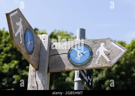 Schild Isle of Anglesey Coastal Path, Teil des Wales Coast Path, Anglesey, Wales, Großbritannien für Wanderurlaube. Stockfoto