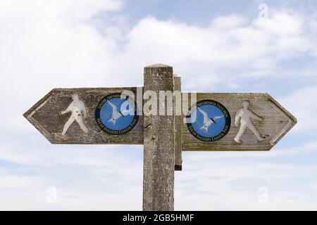 Schild Isle of Anglesey Coastal Path, Teil des Wales Coast Path, Anglesey, Wales, Großbritannien für Wanderurlaube. Stockfoto