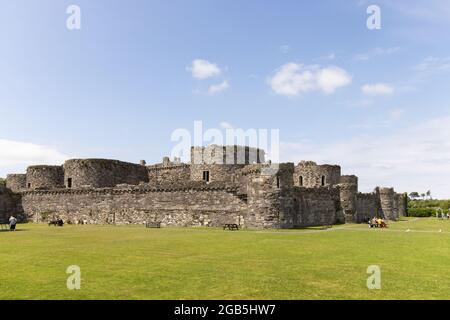 Beaumaris Castle Exterior, eine mittelalterliche Burg aus dem 13. Jahrhundert, die an einem sonnigen Sommertag, Beaumaris Anglesey Wales UK, gesehen wurde Stockfoto