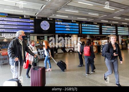 London, Großbritannien. August 2021. London, Großbritannien, 2. August 2021. Reisende gehen auf den Bahnsteigen der Londoner Saint Pankras Station, da die Einschränkungen des Coronavirus für vollständig geimpfte Reisende nach England leichter werden. (Foto von Dominika Zarzycka/Sipa USA) Quelle: SIPA USA/Alamy Live News Stockfoto