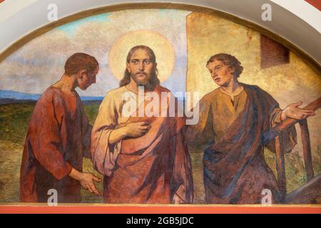 WIEN, AUSTIRA - 18. JUNI 2021: Das Fresko Jesu mit den Jüngern des Emausy in der Herz Jesu Kirche Anfang 20. Jh. Stockfoto