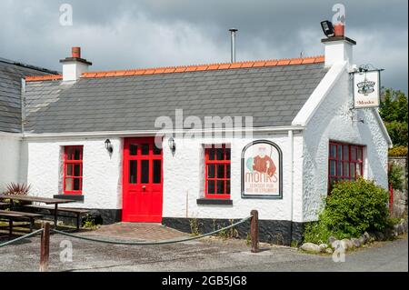 Monks Pub in Ballyvaughan, County Clare, Irland auf dem Wild Atlantic Way. Stockfoto