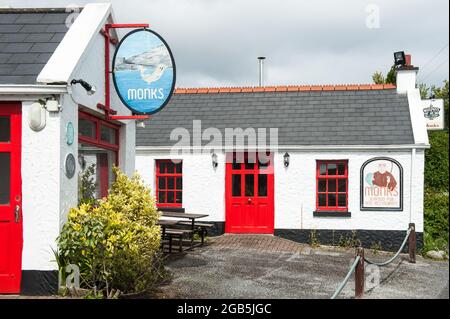 Monks Pub in Ballyvaughan, County Clare, Irland auf dem Wild Atlantic Way. Stockfoto