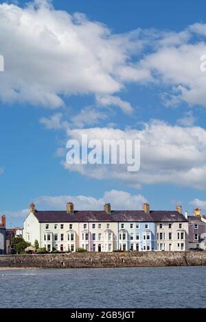 Bunte viktorianische Reihenhäuser an der Küste in Beaumaris, Anglesey. Die viktorianische Terrasse ist bekannt als Beaumaris West End; Anglesey Wales UK Stockfoto