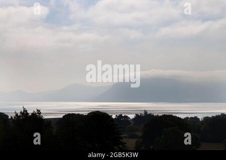 Landschaft von Wales; Misty Morning View von Anglesey über die Menai Strait zum Festland von Wales; Anglesey, Wales Großbritannien Stockfoto