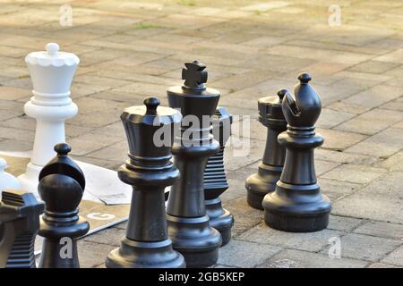Riesige Schachfiguren im Freien. Duell. Stockfoto