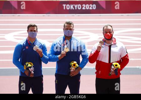 Tokio, Japan. August 2021. Simon PETTERSSON (SWE) 2. Silbermedaille, Daniel Stahl (SWE) Gewinner Goldmedaille, Lukas WEISSHAIDINGER (AUT) 3. Bronzemedaille während der Olympischen Spiele Tokio 2020, Verleihung der Leichtathletik-Hammerwurf-Medaille der Männer am 1. August 2021 im Olympiastadion in Tokio, Japan - Foto Yuya Nagase/Foto Kishimoto/DPPI Quelle: Independent Photo Agency/Alamy Live News Stockfoto