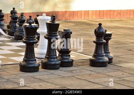 Riesige Schachfiguren im Freien. Duell. Stockfoto