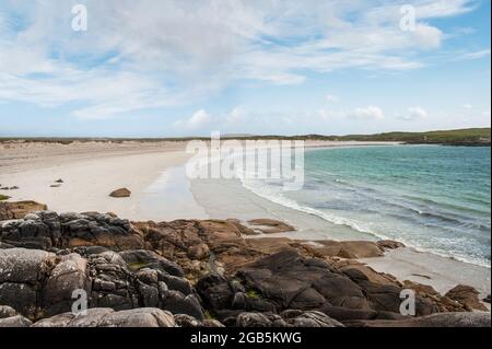 Zwei Personen gehen am Dog's Bay Beach, in der Nähe von Roundstone, Connemara, County Galway, Irland Stockfoto