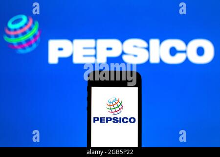 Barcelona, Spanien. Juli 2021. In dieser Abbildung ist ein Logo von PepsiCo, Inc. Zu sehen, das auf einem Smartphone und im Hintergrund zu sehen ist. (Bild: © Thiago Prudencio/SOPA Images via ZUMA Press Wire) Stockfoto