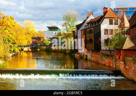 Pegnitz Flusskaskade in Nürnberg Bayern . Häuser am Flussufer in Deutschland Stockfoto