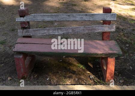 Nahaufnahme. Alte leere Zementbank in einem Park Stockfoto