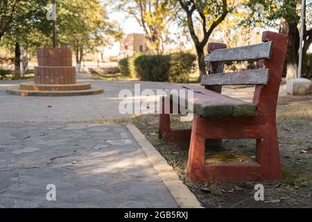 Alte leere Zementbank in einem Park. Steinfußboden Stockfoto