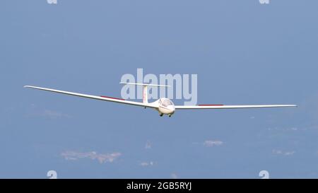 Thiene Italien, 8. JULI 2021 Segelflugzeug, Segelflugzeug, Landung. Grob G103C Twin III Acro Stockfoto