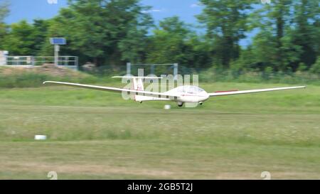 Thiene Italien, 8. JULI 2021 Segelflugzeug, Segelflugzeug, Hebt von einem Flugzeug geschleppt ab. Grob G103C Twin III Acro Stockfoto