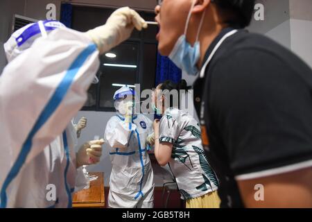 (210802) -- NANJING/CHANGSHA, 2. August 2021 (Xinhua) -- Krankenschwestern nehmen Abstrichproben von Bewohnern für COVID-19-Tests an einer Teststelle im Bezirk Jiangning in Nanjing, der Hauptstadt der ostchinesischen Provinz Jiangsu, am 25. Juli 2021. (Xinhua/Ji Chunpeng) Stockfoto