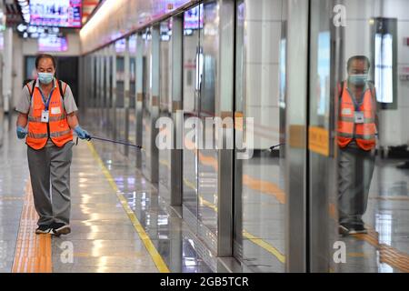 (210802) -- NANJING/CHANGSHA, 2. August 2021 (Xinhua) -- EIN Mitarbeiter desinfiziert Einrichtungen an der Machang U-Bahnstation in Changsha, der zentralchinesischen Provinz Hunan, 2. August 2021. (Xinhua/Chen Zeguo) Stockfoto