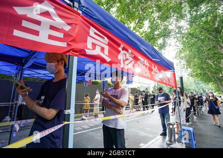 (210802) -- NANJING/CHANGSHA, 2. August 2021 (Xinhua) -- Menschen stehen Schlange, um Nukleinsäuretest an einer Teststelle in Nanjing, der Hauptstadt der ostchinesischen Provinz Jiangsu, zu erhalten, 29. Juli 2021. (Xinhua/Li Bo) Stockfoto