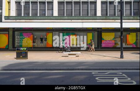 Oxford Street, London, Großbritannien. August 2021. Sommerfenster im Flagship Store von John Lewis & Partners in der Oxford Street an einem ruhigen Morgen. Quelle: Malcolm Park/Alamy Live News Stockfoto