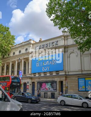 London, Großbritannien. August 2021. Das Garrick Theater in Charing Cross Road mit Plakaten für David Walliams Milliardär Boy. Quelle: Malcolm Park/Alamy Live News Stockfoto