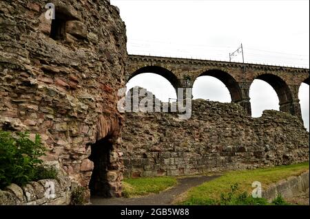 Ein Blick auf die Ruinen des alten steinernen Burggebäudes in der Northumberland-Stadt Berwick upon Tweed Stockfoto