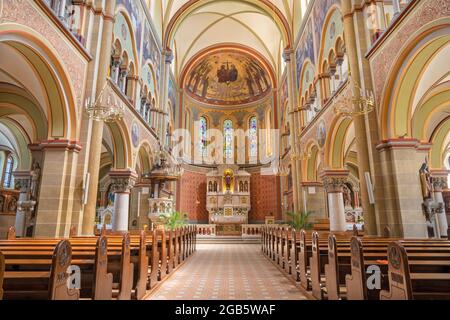 WIEN, AUSTIRA - 18. JUNI 2021: Das Kirchenschiff der Herz Jesu Kirche. Stockfoto