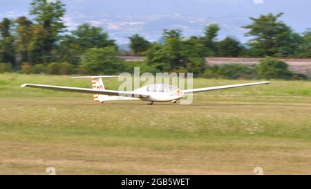 Thiene Italien, 8. JULI 2021 Segelflugzeug bereit, mit einem Seil von einem Propellerflugzeug abzuschleppen. Grob G103 Twin Astir Stockfoto