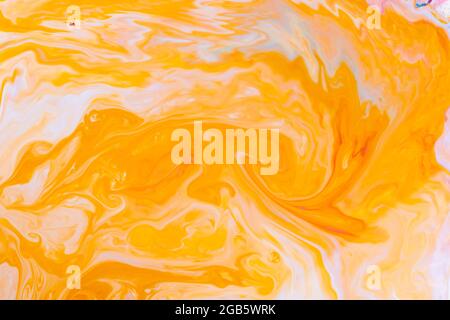 Abstrakter farbiger Hintergrund aus verschütteten Farben. Farbtinte fließt und vermischt sich in Milchtextur. Flüssige Kunst Stockfoto