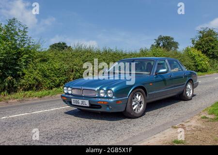 2001, Blue British Jaguar XJ Executive Auto 5-Gang-Automatikgetriebe mit 3248 ccm Benziner und 4-Liter-Limousine auf dem Weg zur Capesthorne Hall Classic Car Show im Juli, Ceshire, Großbritannien Stockfoto