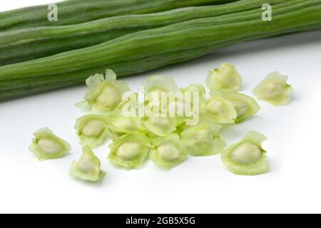 Frische rohe grüne ganze Moringa-Bohnen und Samen isoliert auf weißem Hintergrund Stockfoto