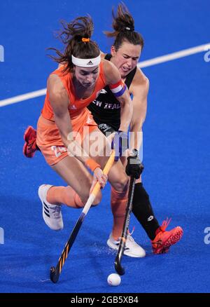 Tokio, Japan. August 2021. Die Niederländerin Eva Roma Maria de Goede (L) tritt im Hockey-Viertelfinale der Frauen zwischen den Niederlanden und Neuseeland bei den Olympischen Spielen 2020 in Tokio, Japan, am 2. August 2021 an. Quelle: Yang Shiyao/Xinhua/Alamy Live News Stockfoto