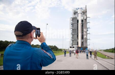 NASA-Astronaut Barry „Butch“ Wilmore fotografiert mit seinem Handy, als eine United Launch Alliance ATLAS V-Rakete mit der Boeings CST-100 Starliner-Sonde an Bord gesehen wird, während sie vor dem Space Launch Complex 41 von der Vertical Integration Facility zur Startrampe ausgerollt wird Orbital Flight Test-2 (OFT-2) Mission, Montag, 2. August 2021 auf der Cape Canaveral Space Force Station in Florida. Boeings Orbital Flight Test-2 wird Starliners zweite unbemundete Flugprüfung sein und wird als Teil des NASA Commercial Crew Program an die Internationale Raumstation andocken. Die Mission, derzeit targete Stockfoto