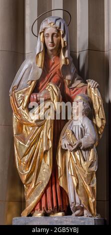 WIEN, AUSTIRA - 24. JUNI 2021: Die geschnitzte polychrome Statue der Hl. Anna in der Familienkirche. Stockfoto
