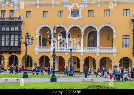 LIMA, PERU - 4. JUNI 2015: Gelbes Kolonialhaus am Plaza de Armas in Lima, Peru Stockfoto