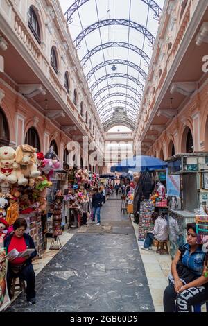 LIMA, PERU - 4. JUNI 2015: Das Innere eines Einkaufszentrums in der ehemaligen Post namens Casa de Correos y Telegrafos Stockfoto