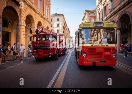 Bologna, ITALIEN. 2. August 2021. Gedenkfeier zum 41. Jahrestag der Bombardierung des Bahnhofs am 2. August 1980. Der Bus 37 und der Feuerwehrkran, der 1980 eingesetzt wurde, führen den marsch an. Kredit: Massimiliano Donati/Alamy Live Nachrichten Stockfoto