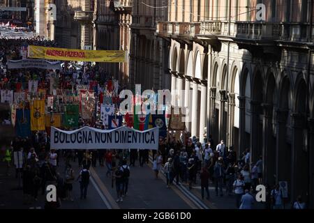 Bologna, ITALIEN. 2. August 2021. Gedenkfeier zum 41. Jahrestag der Bombardierung des Bahnhofs am 2. August 1980. Traditionell öffnet das Banner „Bologna non dimentica“ (Bologna vergisst nicht) den marsch. Kredit: Massimiliano Donati/Alamy Live Nachrichten Stockfoto