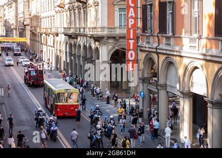 Bologna, ITALIEN. 2. August 2021. Gedenkfeier zum 41. Jahrestag der Bombardierung des Bahnhofs am 2. August 1980. Der Bus 37 und der Feuerwehrkran, der 1980 eingesetzt wurde, führen den marsch an. Kredit: Massimiliano Donati/Alamy Live Nachrichten Stockfoto